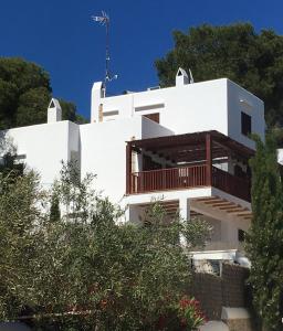 a white house with a balcony on top of it at Villa Imperial in Cala d´Or