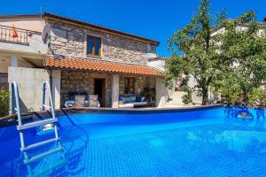 Bazén v ubytovaní Rural holiday home Stankolina Opatija alebo v jeho blízkosti