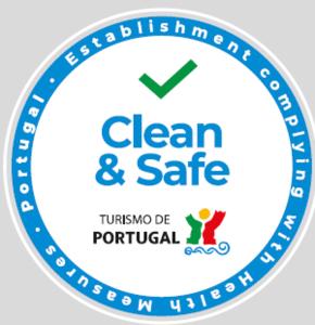 een bord voor een schoon en veilig logo bij Alojamento Local S. Bartolomeu in Trancoso