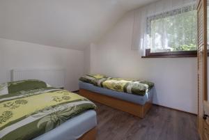 Postel nebo postele na pokoji v ubytování CHATY - woodyganovce sk
