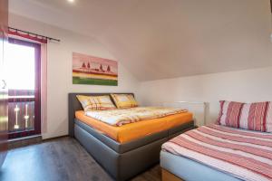 sypialnia z 2 łóżkami i oknem w obiekcie CHATY - woodyganovce sk w Popradzie
