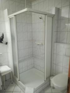 Ein Badezimmer in der Unterkunft Hotel Zum Märchenwald