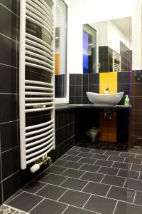 La salle de bains est pourvue d'un lavabo et d'un miroir. dans l'établissement KL17 Ostel Döbeln, à Döbeln