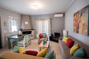 ein Wohnzimmer mit einem Sofa und einem Tisch in der Unterkunft Kris&Strato's Studio in Lygia