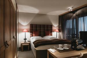 Rúm í herbergi á Eco & Wellness Boutique Hotel Sonne