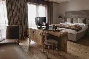 Rúm í herbergi á Eco & Wellness Boutique Hotel Sonne