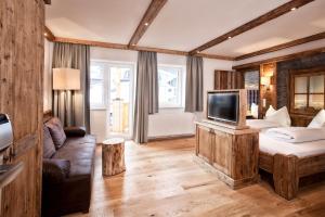Televízia a/alebo spoločenská miestnosť v ubytovaní Hotel & Appartements Heigenhauser