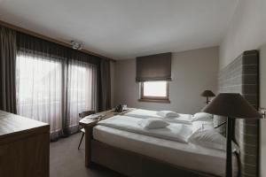 Rúm í herbergi á Eco & Wellness Boutique Hotel Sonne