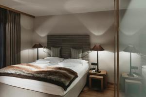 Rúm í herbergi á Eco & Wellness Boutique Hotel Sonne