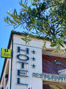 ein Schild für ein Restaurant an der Seite eines Gebäudes in der Unterkunft Logis Hôtel Les II Mas - Perpignan Sud in Cabestany