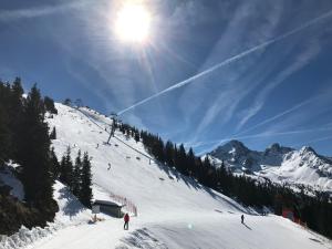 un grupo de personas esquiando por una pista cubierta de nieve en Land- und Appartementhaus Pircher, en Aich