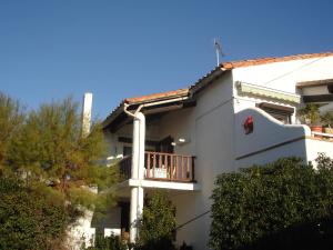 een wit gebouw met een balkon aan de zijkant bij Les Aigrettes 6 in Saintes-Maries-de-la-Mer