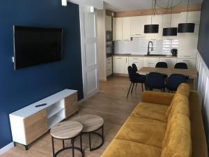 Kuchyňa alebo kuchynka v ubytovaní Kraków City Center Navyblue Luxury Apartment