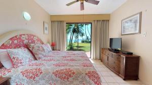 - une chambre avec un lit et une télévision dans l'établissement Crescent Beach 251, à Humacao