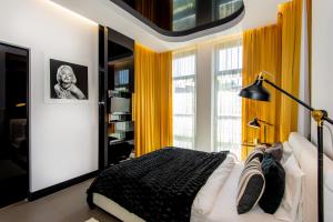 a bedroom with a bed and a large window at Super-Apartamenty City Park I BASEN, SAUNA in Poznań +10 photos