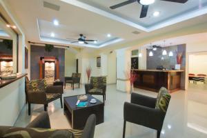 soggiorno con sedie, tavolo e bar di Mocali a Puerto Vallarta