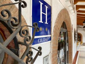 聖埃列納的住宿－厄爾梅森德斯皮納酒店，建筑边有门的蓝色标志