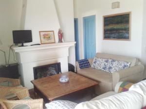 salon z kanapą i kominkiem w obiekcie Casa Rural La Aulaga w mieście El Castillo de las Guardas