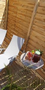 ein Stück Kuchen auf einem Tisch auf einer Terrasse in der Unterkunft Le cosy de sarah in Bordeaux-Saint-Clair