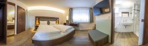 ein Schlafzimmer mit einem Bett und einem Waschbecken in einem Zimmer in der Unterkunft Hotel-Gasthof Krone in Greding