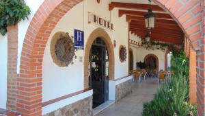 an archway leading to a restaurant with a table and chairs at El Mesón de Despeñaperros in Santa Elena