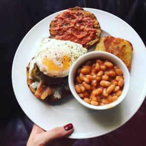un piatto di prodotti per la colazione con uova, pancetta e pane tostato di The Lighthouse a Frome Altre 37 foto