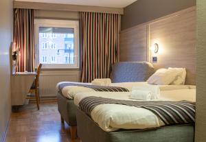 Säng eller sängar i ett rum på Hotell Stinsen
