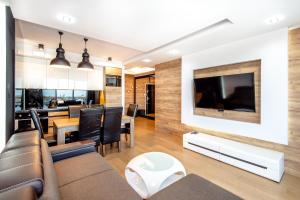 Televízia a/alebo spoločenská miestnosť v ubytovaní Super-Apartamenty International Fair