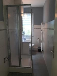 W łazience znajduje się prysznic i umywalka. w obiekcie Ferienwohnung "Am Schlosspark" w mieście Neetzow