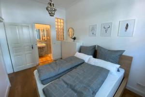 1 dormitorio con 1 cama grande en una habitación en MyHappyplace in the middle of Berlin, en Berlín