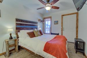 um quarto com uma cama e uma ventoinha de tecto em Green Mountain Falls Lodge em Green Mountain Falls