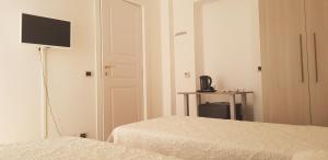 TV a/nebo společenská místnost v ubytování Il Giardino dei Limoni Room & Apartments