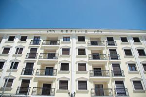 - une façade de bâtiment avec des fenêtres et des balcons dans l'établissement All Seasons Apartments, à Ohrid