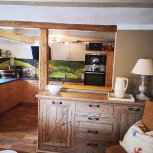 una cucina con un grande mobile in legno e un forno a microonde di Ferienhof Plotzen a Hochkirch