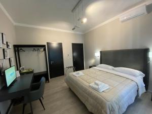Re di Smirne by Apulia Accommodation tesisinde bir odada yatak veya yataklar