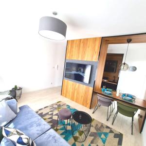 Televízia a/alebo spoločenská miestnosť v ubytovaní AZURE PREMIUM KOŁOBRZEG + 5 fotografií