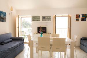 uma sala de estar com uma mesa e um sofá em Coltur Suites em Sorrento