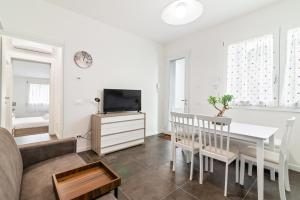 A television and/or entertainment centre at Spa and Relax Lovely Apartment