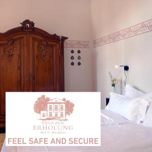 um sinal para um quarto de hotel com uma cama e um armário em Villa zur Erholung Bed & Breakfast em Bad Breisig