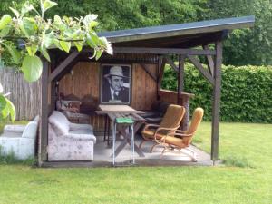 cenador con mesa y sillas en un patio en Naše chatka pod Strání en Rožnov pod Radhoštěm