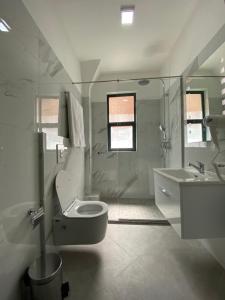 un bagno bianco con WC e lavandino di Hotel Enera a Golem