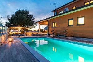Bazén v ubytovaní Villa Veronica with great sea view & private pool - calm & relax holidays in Istria alebo v jeho blízkosti