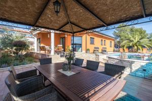 Bazén v ubytovaní Villa Veronica with great sea view & private pool - calm & relax holidays in Istria alebo v jeho blízkosti