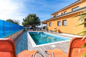 Bazén v ubytovaní Villa Veronica with great sea view & private pool - calm & relax holidays in Istria alebo v jeho blízkosti