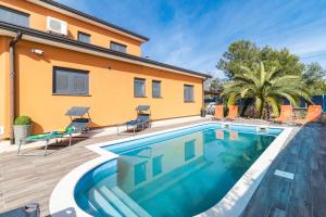 Bazén v ubytovaní Villa Veronica with great sea view & private pool - calm & relax holidays in Istria alebo v jeho blízkosti