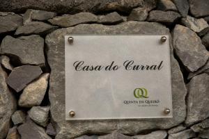 a sign that says casa do rural on a stone wall at Sete Cidades Quinta Da Queiró in Sete Cidades