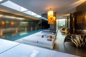 una sala de estar con piscina en una casa en BessaHotel Baixa, en Oporto