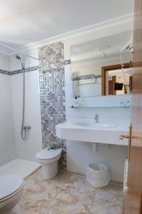 łazienka z białą umywalką i toaletą w obiekcie Hotel Manaus w El Arenal
