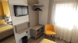 TV a/nebo společenská místnost v ubytování Hotel Zeus