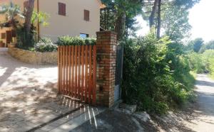 une porte en bois devant une maison dans l'établissement Villa Monte Illuminato, à Fano